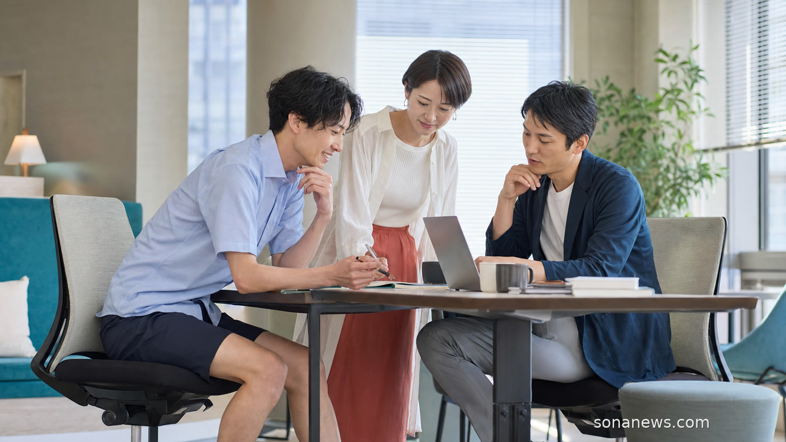 夏の東京のオフィスで軽装と従来のスーツを対比した編集イラスト