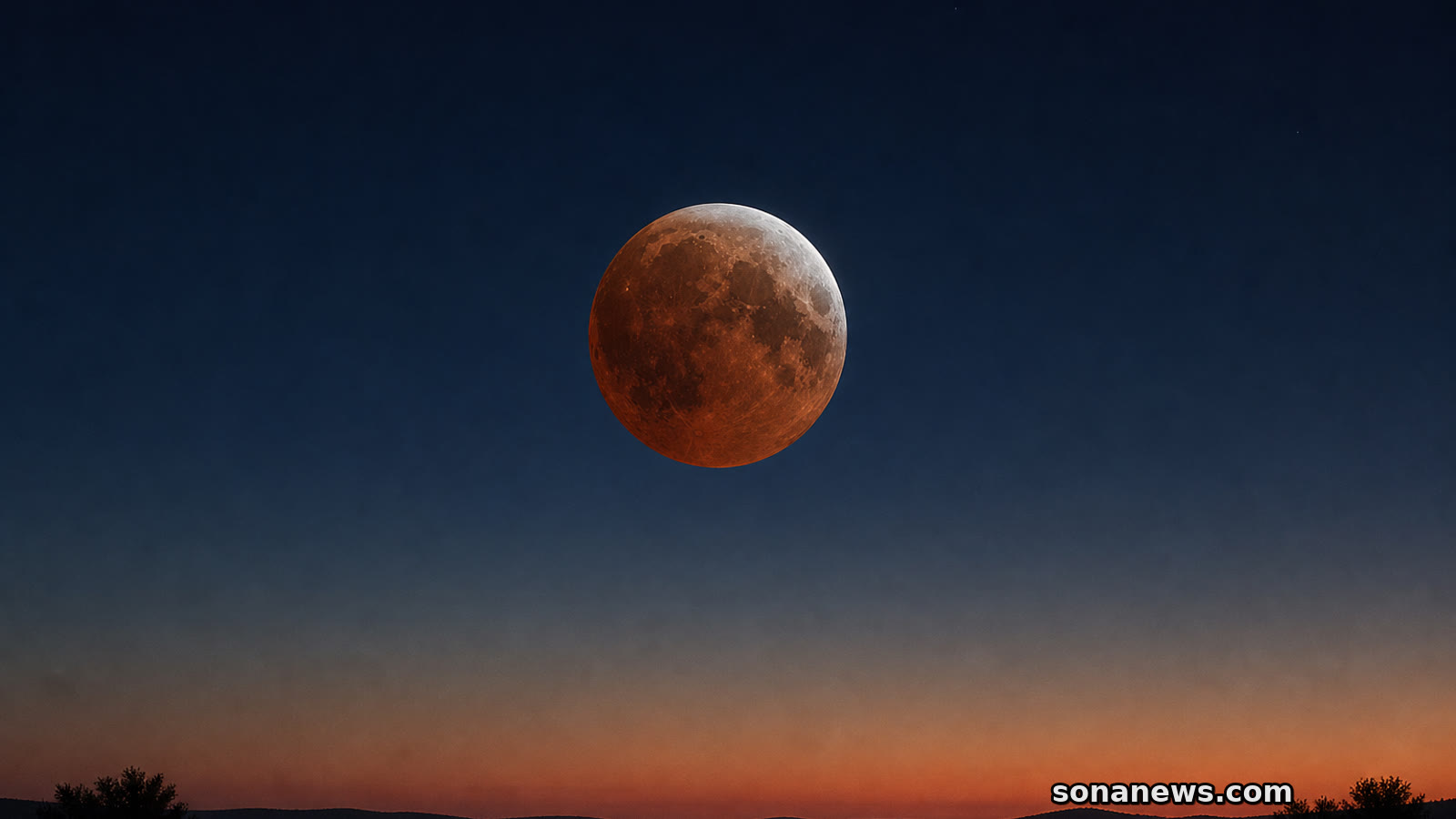 Lune partiellement éclipsée, cuivrée et coiffée d’un liseré clair, basse au-dessus de l’horizon ouest avant l’aube.
