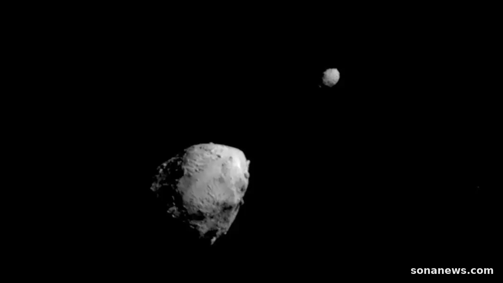 Didymos et son petit compagnon Dimorphos, en haut à droite, photographiés par DART dans l’espace avant la collision de 2022.