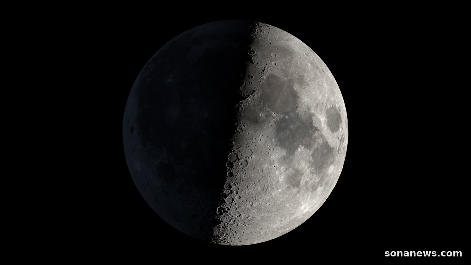 Visualisation de la Lune près du premier quartier, avec des cratères ombragés le long du terminateur et de grandes mers grises sur la moitié éclairée.