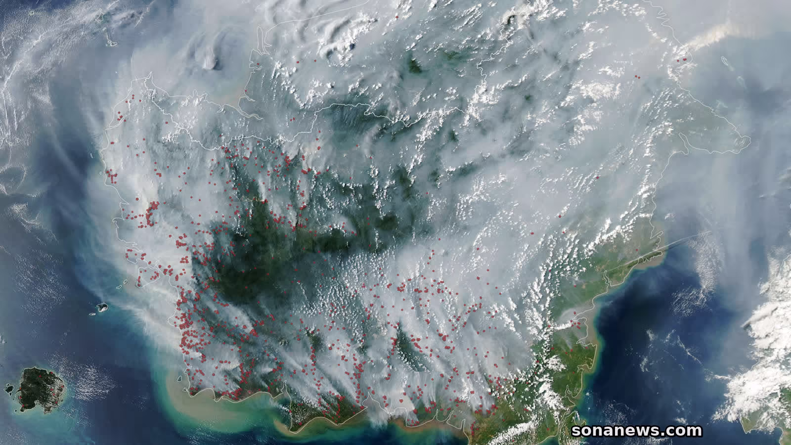 Citra satelit NASA memperlihatkan Kalimantan tertutup asap dengan banyak titik merah deteksi termal terutama di bagian selatan.