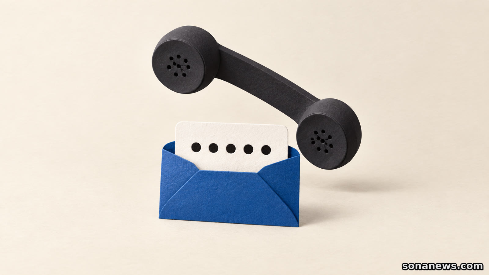Een witte verificatiestrook met stippen blijft in een blauwe envelop naast een telefoonhoorn, als illustratie bij valse Google-helpdeskgesprekken.