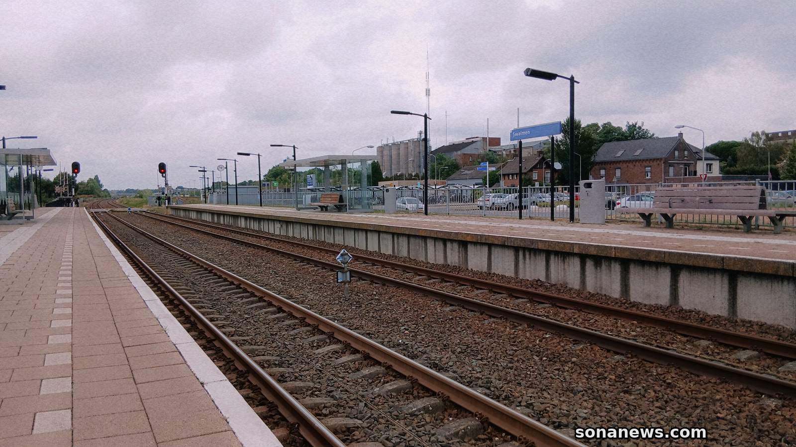 Lege sporen en perrons bij station Swalmen op de afgesloten Maaslijn tussen Roermond en Venlo.
